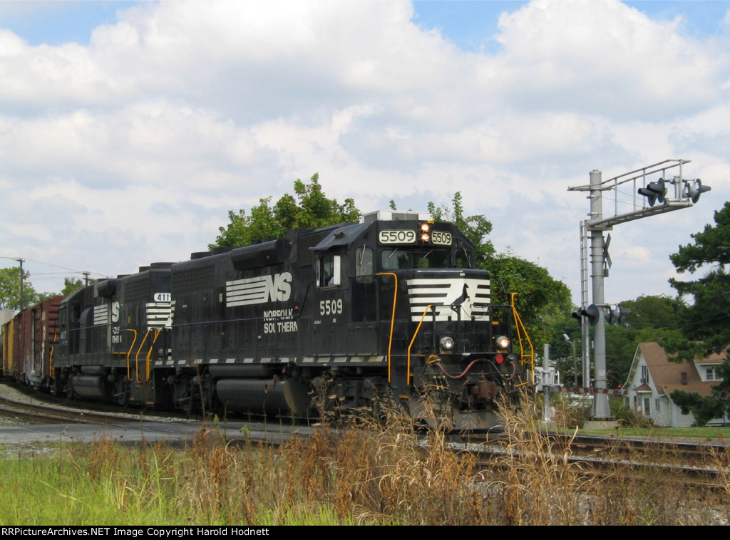 NS 5509 leads train PL05 towards the old yard